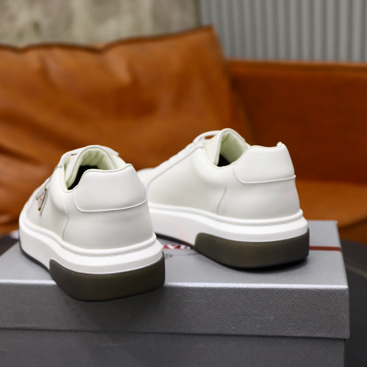 Factory price: 720💰Top original order Brand: PRADA (Prada) Standard code: Men's size 38/44 (45 can be customized) Grade: Same as the official website Material: Original cowhide stitching imported cowhide lining Original combination two-color wear-resistant soft outsole Style category: Leisure and sports version Young fashion European and American trend British style Color: Actual picture color
